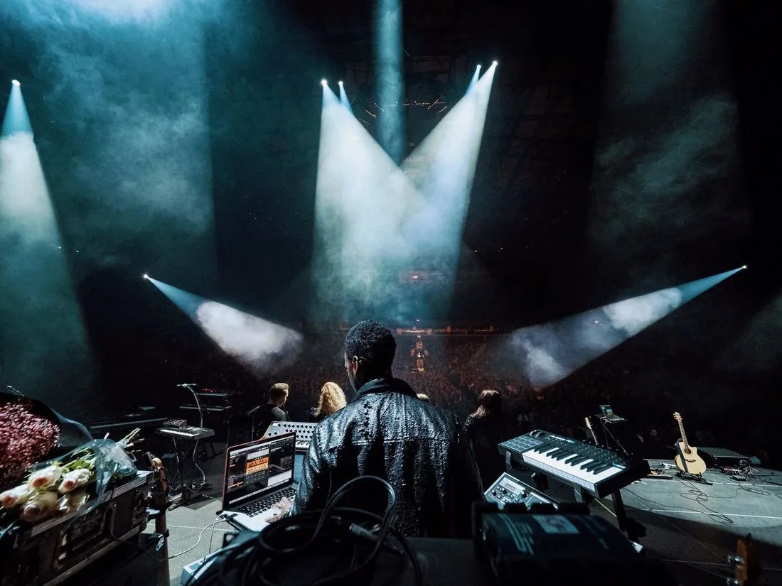 Keys world under the lights at a Jazzu tour show